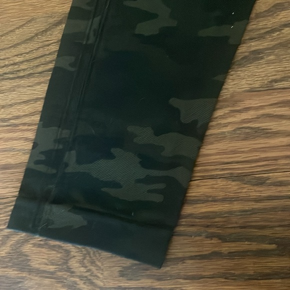 Size L Spanx cammo leggings - Picture 2 of 2